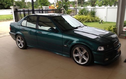 BMW 325i (นกแก้ว)