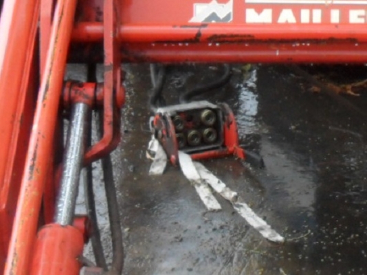 ขาย เฮียสุชาติ..จ.พิจิตร ส่งรถมารับแล้วครับ ชุดตักหน้ารถไถฟอร์ด ยี่ห้อMAILLEUX  MX40-85 ลูกค้ามาทางไกล บริการ24ชม.ครับ