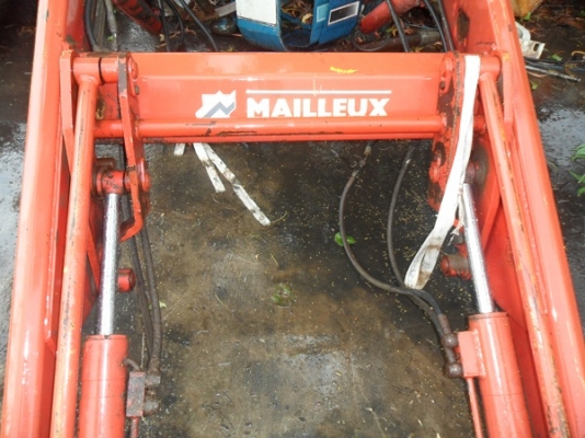 ขาย เฮียสุชาติ..จ.พิจิตร ส่งรถมารับแล้วครับ ชุดตักหน้ารถไถฟอร์ด ยี่ห้อMAILLEUX  MX40-85 ลูกค้ามาทางไกล บริการ24ชม.ครับ