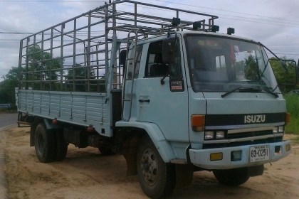 ขาย 6 ล้อ ISUZU rocky  เครื่อง 6BD 165 HP คัชซีใหญ่ HTR ระบะยาว 5.5 เมตร มีคอก ราคาคุยกันได้