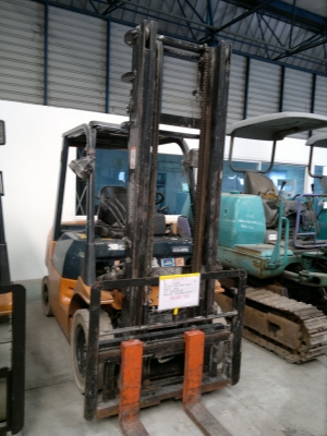 ขายรถฟอร์คลีฟท์ TOYOTA  7FD25 เสา 4เมตร เกียร์ออโต้ปี2005 รถนอกนำเข้า สวยราคาไม่แพงครับติดต่อ มานะ 085-9049669