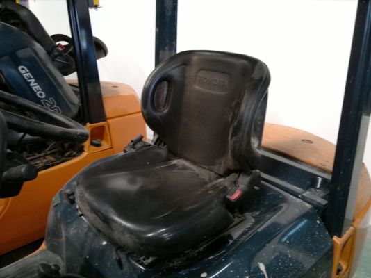 ขายรถฟอร์คลีฟท์ TOYOTA  7FD25 เสา 4เมตร เกียร์ออโต้ปี2005 รถนอกนำเข้า สวยราคาไม่แพงครับติดต่อ มานะ 085-9049669