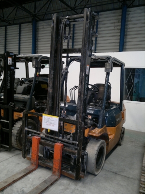 ขายรถฟอร์คลีฟท์ TOYOTA  7FD25 เสา 4เมตร เกียร์ออโต้ปี2005 รถนอกนำเข้า สวยราคาไม่แพงครับติดต่อ มานะ 085-9049669