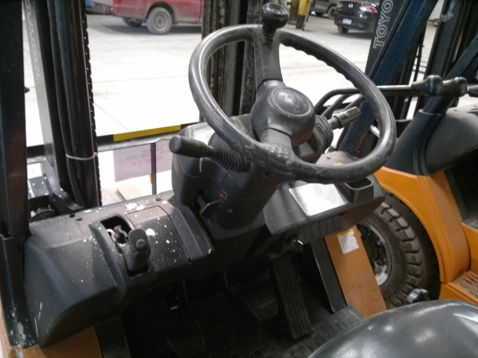 ขายรถฟอร์คลีฟท์ TOYOTA  7FD25 เสา 4เมตร เกียร์ออโต้ปี2005 รถนอกนำเข้า สวยราคาไม่แพงครับติดต่อ มานะ 085-9049669