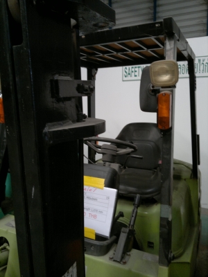 ขายรถฟอร์คลีฟท์ MITSUBISHI FD20 เสา 3เมตร เกียร์ออโต้ปี2001  รถนอกนำเข้า สวยราคาไม่แพงครับติดต่อ มานะ 085-9049669