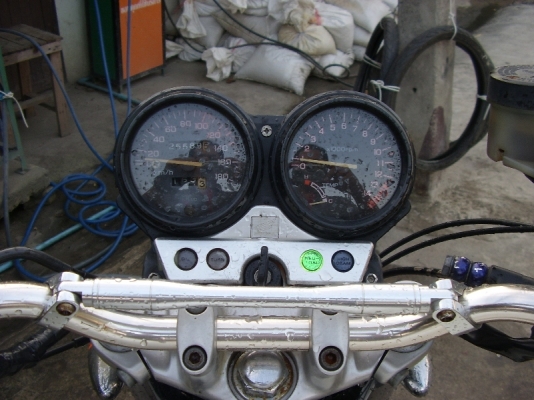 ต้องการขาย CB400 ปี 94 ครับ เครื่องดีเงียบไม่มีปัญหาขับกลับบ้านได้เลย ท่อคาร์บอนเสียงเพละครับ ยางหน้าใหม่เพิ่งเปลี่ยน ยางหลังยังเหลืออีกเยอะใช้ได้อีกนานครับ เครื่องเงียบเดินเบารอบพันต้นๆไม่มีเยิ่ม สภาพสีขาวดำเดิมๆญี่ปุ่น สนใจโทรมา 0871645903 ราคาคุยกันขาย