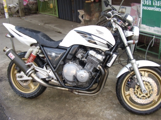 ต้องการขาย CB400 ปี 94 ครับ เครื่องดีเงียบไม่มีปัญหาขับกลับบ้านได้เลย ท่อคาร์บอนเสียงเพละครับ ยางหน้าใหม่เพิ่งเปลี่ยน ยางหลังยังเหลืออีกเยอะใช้ได้อีกนานครับ เครื่องเงียบเดินเบารอบพันต้นๆไม่มีเยิ่ม สภาพสีขาวดำเดิมๆญี่ปุ่น สนใจโทรมา 0871645903 ราคาคุยกันขาย