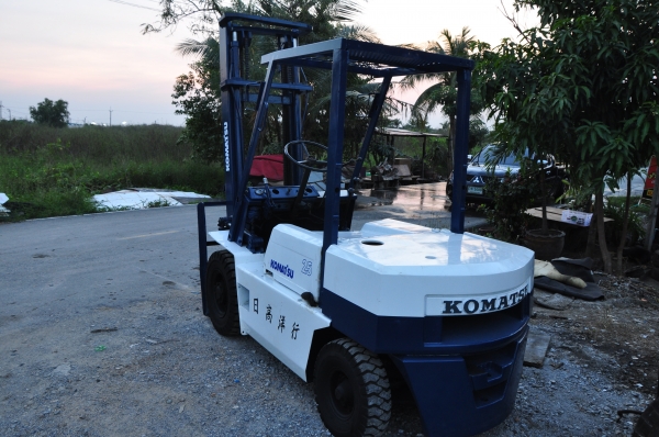 รถโฟร์คลิฟท์ KOMATSU 2.5ตันเสา 4 เมตร เกียร์ธรรมดา ยางใหม่4 เส้น