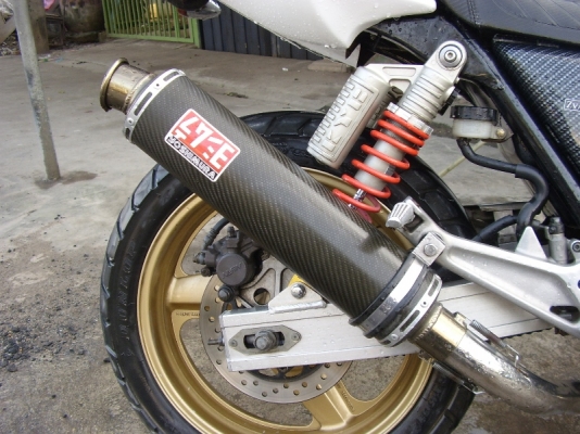 ต้องการขาย CB400 ปี 94 ครับ เครื่องดีเงียบไม่มีปัญหาขับกลับบ้านได้เลย ท่อคาร์บอนเสียงเพละครับ ยางหน้าใหม่เพิ่งเปลี่ยน ยางหลังยังเหลืออีกเยอะใช้ได้อีกนานครับ เครื่องเงียบเดินเบารอบพันต้นๆไม่มีเยิ่ม สภาพสีขาวดำเดิมๆญี่ปุ่น สนใจโทรมา 0871645903 ราคาคุยกันขาย