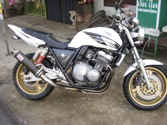 ต้องการขาย CB400 ปี 94 ครับ เครื่องดีเงียบไม่มีปัญหาขับกลับบ้านได้เลย ท่อคาร์บอนเสียงเพละครับ ยางหน้าใหม่เพิ่งเปลี่ยน ยางหลังยังเหลืออีกเยอะใช้ได้อีกนานครับ เครื่องเงียบเดินเบารอบพันต้นๆไม่มีเยิ่ม สภาพสีขาวดำเดิมๆญี่ปุ่น สนใจโทรมา 0871645903 ราคาคุยกันขาย