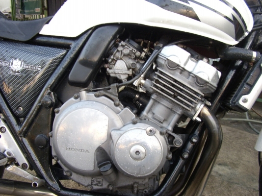 ต้องการขาย CB400 ปี 94 ครับ เครื่องดีเงียบไม่มีปัญหาขับกลับบ้านได้เลย ท่อคาร์บอนเสียงเพละครับ ยางหน้าใหม่เพิ่งเปลี่ยน ยางหลังยังเหลืออีกเยอะใช้ได้อีกนานครับ เครื่องเงียบเดินเบารอบพันต้นๆไม่มีเยิ่ม สภาพสีขาวดำเดิมๆญี่ปุ่น สนใจโทรมา 0871645903 ราคาคุยกันขาย