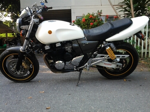 Yamaha Xjr 400 cc y 97 ทะเบียนเต็ม โอนนอก สีขาวมุข บังโคลนหน้า เคปล่า ฝาข้าง ครอบกรอง เคปล่า เหล็กกันโชค คู่หน้า ฝาข้างเครื่อง ชุบ ที่พักเท้าหลังชุบ สายระบายอากาศน้ำมันเครื่อง ถัก สายถักหน้า หลัง เครื่องแน่น  ราคาต่อรอง