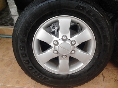ขายแม็ค ISUZU ขอบ16+ยาง245/70/16 BS DUELER 1 ชุด กรุณากรอกรายละเอียด...รุณากรอกรายละเอียด...สภาพสวยทั้งแม็กและยางดอกเต็มไม่มีกินข้างไม่เป้นลอนดอก80-85เปอเช้น        1  ชุด /11000   รัก