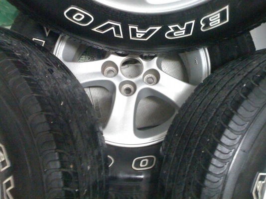 ขายด่วน! แม็กพร้อมยาง 1 ชุด 4 วง 225 70 R15 ครับ