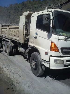 รถฮีโน่ 10 ล้อดั๊ม 320 แรงม้า ปี 47  ( ขาย 5 พ่วง )   สนใจติดต่อ 081 - 6079515