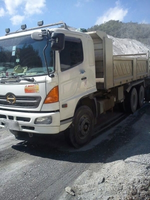 รถฮีโน่ 10 ล้อดั๊ม 320 แรงม้า ปี 47  ( ขาย 5 พ่วง )   สนใจติดต่อ 081 - 6079515