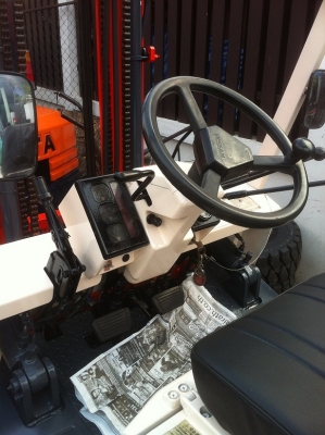 ขาย ฟอล์คลิฟต์ 2.5 ตัน  NISSAN LPG  เกียร์ Auto งาหมุนได้     195,000.-