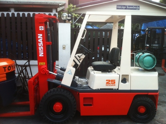ขาย ฟอล์คลิฟต์ 2.5 ตัน  NISSAN LPG  เกียร์ Auto งาหมุนได้     195,000.-