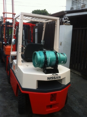 ขาย ฟอล์คลิฟต์ 2.5 ตัน  NISSAN LPG  เกียร์ Auto งาหมุนได้     195,000.-