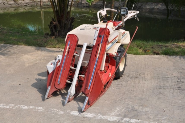 ขายรถเกี่ยวข้าว YANMAR YB650 สภาพเกือบ100\% หาอยู่รับรองไม่ผิดหวัง
