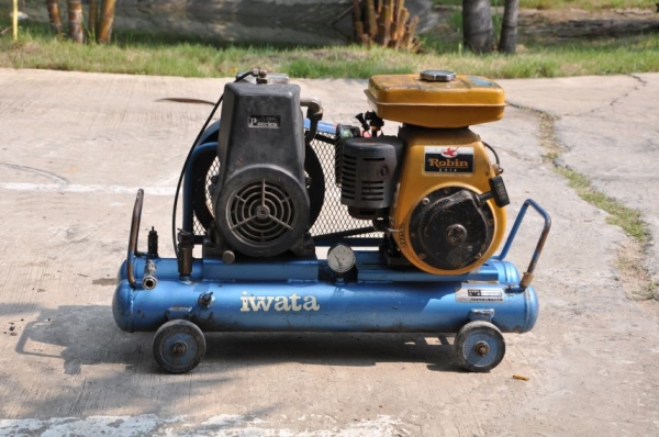 ขายปั้มลม IWATAเคลื่อนที่ติดเครื่องยนต์ นำเข้าญี่ปุ่นยังไม่เคยใช้งานในไทย