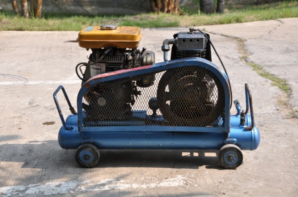 ขายปั้มลม IWATAเคลื่อนที่ติดเครื่องยนต์ นำเข้าญี่ปุ่นยังไม่เคยใช้งานในไทย