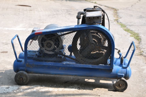 ขายปั้มลม IWATAเคลื่อนที่ นำเข้าญี่ปุ่นยังไม่เคยใช้งานในไทย