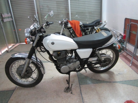 ขาย SR400 ปี95เลขเต็ม ยุ่นๆทุกอย่าง อินวอยชื่อผู้ซื้อครับ ระบบไฟออกทุกจุด รถประกอบใหม่นะครับ ทำสีใหม่อย่างเดียว สีเดิมจากญี่ปุ่นไม่สวยเลยทำใหม่