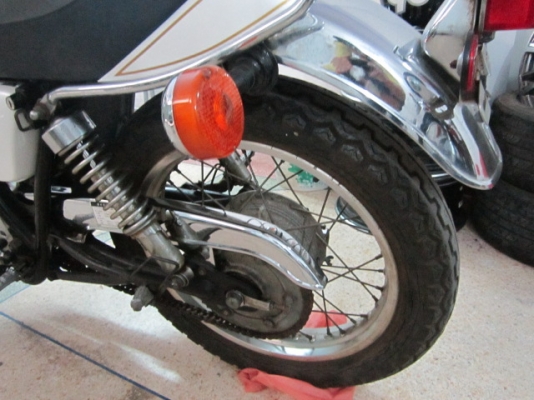 ขาย SR400 ปี95เลขเต็ม ยุ่นๆทุกอย่าง อินวอยชื่อผู้ซื้อครับ ระบบไฟออกทุกจุด รถประกอบใหม่นะครับ ทำสีใหม่อย่างเดียว สีเดิมจากญี่ปุ่นไม่สวยเลยทำใหม่