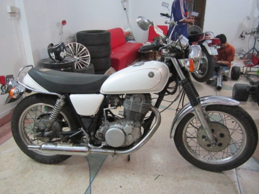 ขาย SR400 ปี95เลขเต็ม ยุ่นๆทุกอย่าง อินวอยชื่อผู้ซื้อครับ ระบบไฟออกทุกจุด รถประกอบใหม่นะครับ ทำสีใหม่อย่างเดียว สีเดิมจากญี่ปุ่นไม่สวยเลยทำใหม่