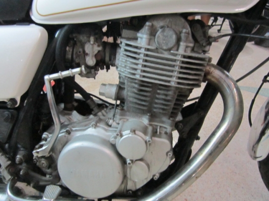 ขาย SR400 ปี95เลขเต็ม ยุ่นๆทุกอย่าง อินวอยชื่อผู้ซื้อครับ ระบบไฟออกทุกจุด รถประกอบใหม่นะครับ ทำสีใหม่อย่างเดียว สีเดิมจากญี่ปุ่นไม่สวยเลยทำใหม่