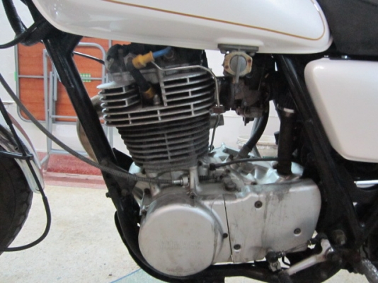 ขาย SR400 ปี95เลขเต็ม ยุ่นๆทุกอย่าง อินวอยชื่อผู้ซื้อครับ ระบบไฟออกทุกจุด รถประกอบใหม่นะครับ ทำสีใหม่อย่างเดียว สีเดิมจากญี่ปุ่นไม่สวยเลยทำใหม่