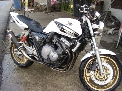 ต้องการขาย CB400 ปี 94 ครับ เครื่องดีเงียบไม่มีปัญหาขับกลับบ้านได้เลย ท่อคาร์บอนเสียงมันๆครับ ยางหน้าใหม่เพิ่งเปลี่ยน ยางหลังยังเหลืออีกเยอะใช้ได้อีกนานครับ เครื่องเงียบเดินเบารอบพันต้นๆไม่มีเยิ่ม สภาพสีขาวดำเดิมๆญี่ปุ่น สนใจโทรมา 0871645903 ราคาคุยกันขาย