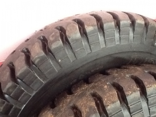 ขายยาง900-20 ยางใหม่ไม่ได้ใช้คับมีสองเส้นราคาเส้นละ4500