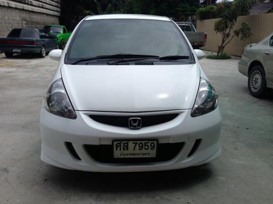 ขายรถ honda jazz สีขาว ปี2005 IDSI 320000 รถบ้าน