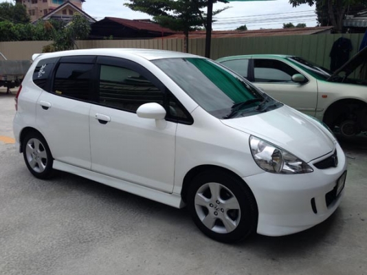 ขายรถ honda jazz สีขาว ปี2005 IDSI 320000 รถบ้าน
