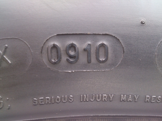 ขายแม็กISUZUพร้อมยางมิชลิน 245/70R16 ยางปี10 สวยๆจำนวน 1 ชุด