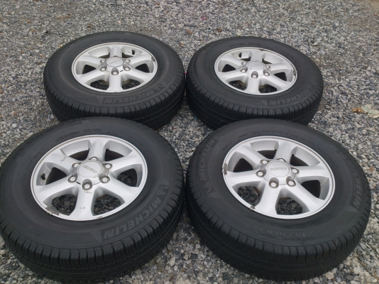 ขายแม็กISUZUพร้อมยางมิชลิน 245/70R16 ยางปี10 สวยๆจำนวน 1 ชุด