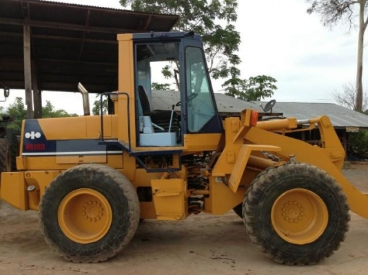 KOMATSU WA180-1 รถตักล้อยาง รถสวยสภาพดีพร้อมทำงานได้เลยครับ เครื่องแน่นแรงดีไม่มีเยิ้ม ขับง่ายควบคุมง่ายคล่องตัวดีไม่มีปัญหาเลยครับ ต่อแขนไว้ให้ครบแล้วตักใส่รถสิบล้อรถพ่วงคอกสูงเกษตรได้เลย ช่วงล่างแน่น ยางสภาพดี 4 ล้อประมาณ 70\% พร้อมใช้งาน เอกสารใบอินวอย