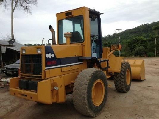 KOMATSU WA180-1 รถตักล้อยาง รถสวยสภาพดีพร้อมทำงานได้เลยครับ เครื่องแน่นแรงดีไม่มีเยิ้ม ขับง่ายควบคุมง่ายคล่องตัวดีไม่มีปัญหาเลยครับ ต่อแขนไว้ให้ครบแล้วตักใส่รถสิบล้อรถพ่วงคอกสูงเกษตรได้เลย ช่วงล่างแน่น ยางสภาพดี 4 ล้อประมาณ 70\% พร้อมใช้งาน เอกสารใบอินวอย
