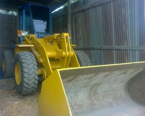 KOMATSU WA180-1 รถตักล้อยาง รถสวยสภาพดีพร้อมทำงานได้เลยครับ เครื่องแน่นแรงดีไม่มีเยิ้ม ขับง่ายควบคุมง่ายคล่องตัวดีไม่มีปัญหาเลยครับ ต่อแขนไว้ให้ครบแล้วตักใส่รถสิบล้อรถพ่วงคอกสูงเกษตรได้เลย ช่วงล่างแน่น ยางสภาพดี 4 ล้อประมาณ 70\% พร้อมใช้งาน เอกสารใบอินวอย