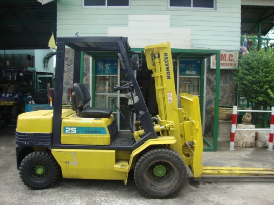 ขายรถโฟล์คลิฟท์  KOMATSU  FD25-11  (รถนอก  สภาพดี  รับประกัน)  3,800  ชม.  เครื่องยนต์ดีเซล  เกียร์ธรรมดา  ล้อหน้าคู่  งา 1,070  มม.  มีตัวกระดก (ฮิ้งโฟล์ค)  ยางหลังตันใหม่