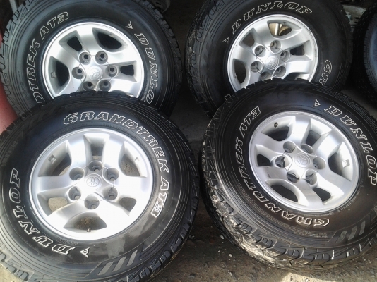 ล้อขอบ15 6รู ของtoyota พร้อมยาง 31-10.5 ของ dunlopราคา 12000บาท ยางปี 09  1คู่ ปี10  1คู่