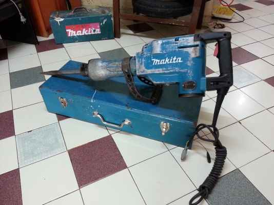 ขายเครื่องสกัดคอนกรีตสกัดไฟฟ้าMakitaรุ่นHM1306(1,510วัตต์)พร้อมใช้งาน