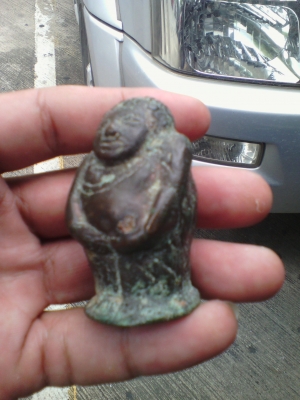 ให้บูชาพระสังกระจายน์ยืนเก่าๆ