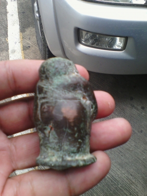 ให้บูชาพระสังกระจายน์ยืนเก่าๆ