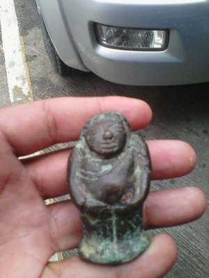 ให้บูชาพระสังกระจายน์ยืนเก่าๆ