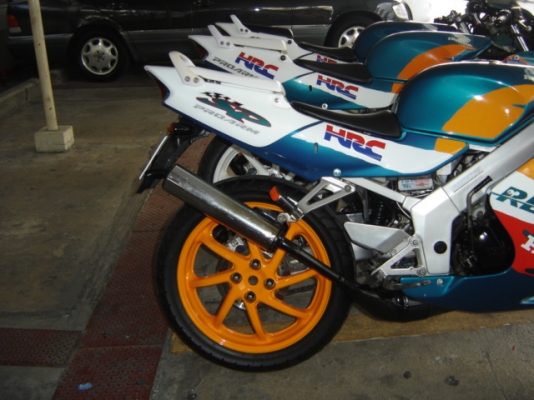 NSR 150 SP PROARM ทำสีใหม่ ทั้งคัน สวยมาก สีเขียวส้ม ลาย REPSOL ลายสนาม รถ แข่ง ทำสีใหม่ ขาย -35900 บาท เท่า นั้น หมดแล้ว หมด เลย ครับ สนใจติด ต่อ คุณ เจ โทร. 0808051985 อยู่ที่  สีลม ซอย 10 บางรัก กทม