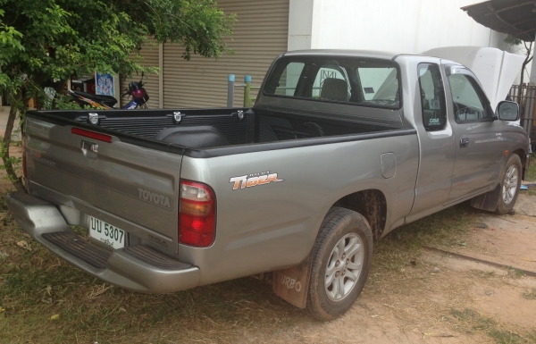 TOYOTA HILUX TIGER D4D EXTRACAB 2.5  MT ปี 2003 รถสวยสีบางเดิมๆดี เครื่องแห้งแรงดีไม่มีเยิ้ม ภายในเก๋งคอนโซลสวยครบพร้อม CD แอร์เย็น พ.เพาเวอร์ ก.ไฟฟ้าครบครัน กระบะปูพื้นยางลายเนอร์ ช่วงล่างแน่น ยางสภาพดี 4 เส้นประมาณ 70\% พร้อมใช้งาน เอกสารทะเบียนภาษีคร