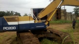 KOMATSU PC 200 รุ่น 5 คอนโทรลสั้น เครื่องเดิม ปั้มเดิม เล่มทะเบียนพร้อม